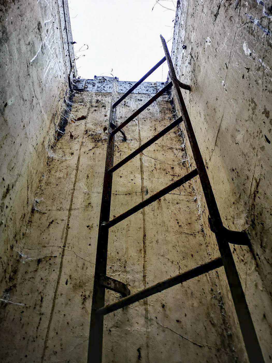 Ligne Maginot - BV2 - (Chambre de coupure) - L'échelle d'accès et le puits de la chambre de coupure vu depuis l'intérieur. - DK-Antoine4