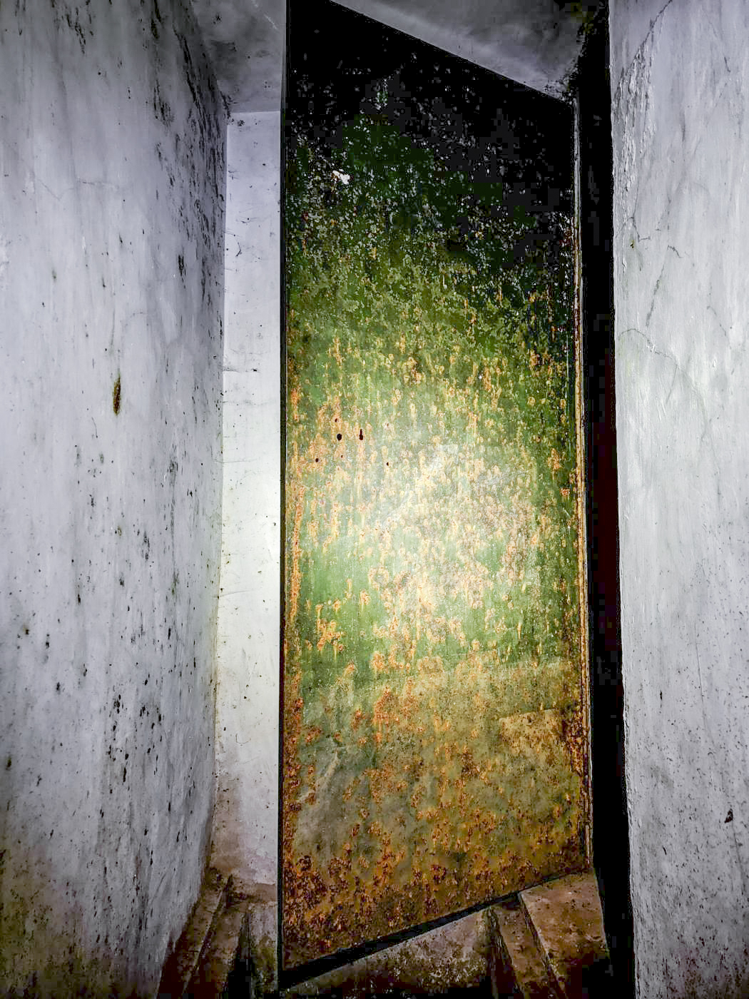 Ligne Maginot - BV2 - (Chambre de coupure) - Petit couloir avec porte d'accès à la chambre. - DK-Antoine4