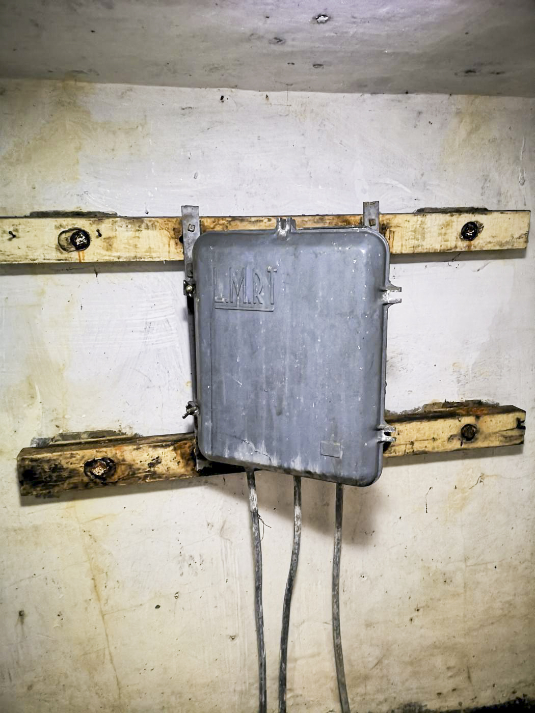 Ligne Maginot - BV2 - (Chambre de coupure) - Le boîtier répartiteur de marque LMRT, encore en place.

Ce boitier n'est cependant pas d'origine, il a été posé en remplacement des précédents lors de la modernisation du réseau dans les années 50. - DK-Antoine4