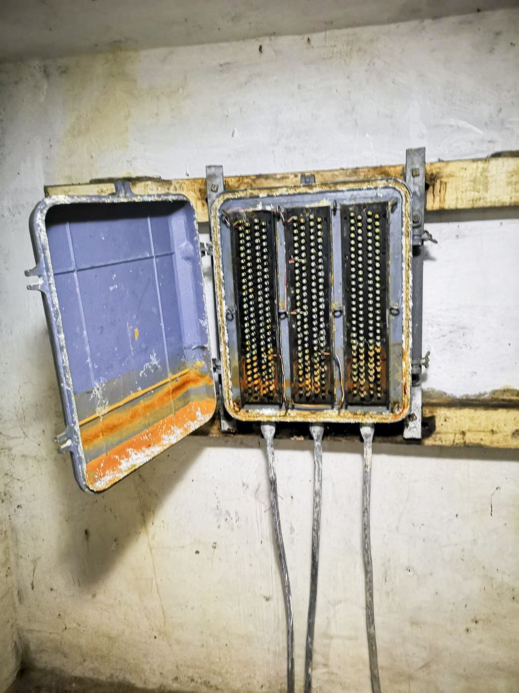 Ligne Maginot - BV2 - (Chambre de coupure) - Ouverture du boîtier répartiteur de marque LMRT.
Détails sur les différentes connexions.

Ce boitier n'est cependant pas d'origine, il a été posé en remplacement des précédents lors de la modernisation du réseau dans les années 50. - DK-Antoine4