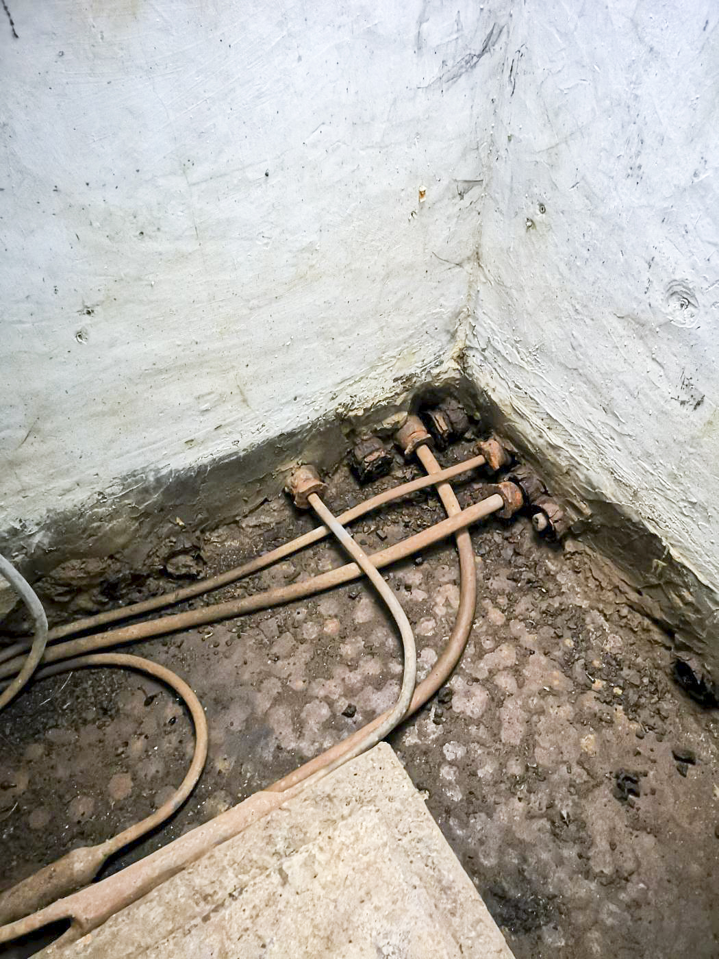 Ligne Maginot - BV2 - (Chambre de coupure) - Les arrivées de câbles téléphoniques. Noter les presse étoupes destinés à garantir l'étanchéité des entrées de câble.

Un câble est coupé (correspondant à une liaison abandonnée) et les câbles restant correspondent aux nappes reliant la chambre vers les chambres V et BV1; 38 et 14 paires dans chaque direction) - DK-Antoine4