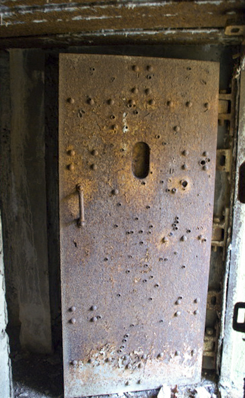 Ligne Maginot - FERME DE HEILIGENBRONN - (153° RIF - 59° RAMF) - (PC de Sous-Secteur) - Plusieurs impacts sur la porte - LEHMANN Denis