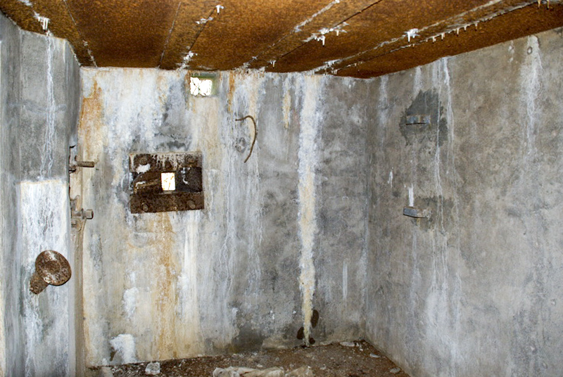 Ligne Maginot - FERME DE HEILIGENBRONN - (153° RIF - 59° RAMF) - (PC de Sous-Secteur) - Pièce avec 2 créneaux pour FM et une goulotte lance grenades - LEHMANN Denis