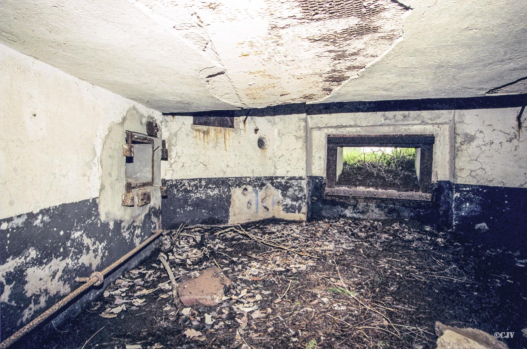 Ligne Maginot - FERME DES TUILERIES - BITCHERBERG 1 - (Blockhaus pour canon) - Créneau pour canon antichar de champagne (25SA 34 ?)
Sur la gauche, le dispositif de mise à feu du DMP voisin. - Lia VERMEULEN