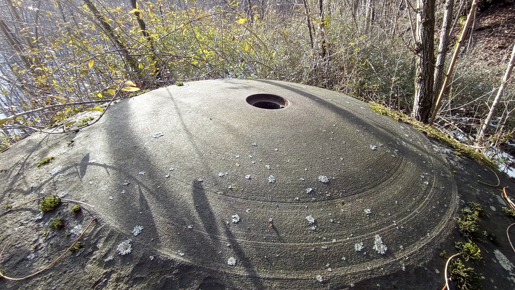 Ligne Maginot - FROHMUHL (PC DU QUARTIER KAPELLENHOF - II/153° RIF) - (Abri) - Détail de la cloche Guetteur Fusil Mitrailleur du coffre d'entrée Est . Alésage et rainurage pour le montage d'un périscope F1 ouF2. - Baptiste Gaudin