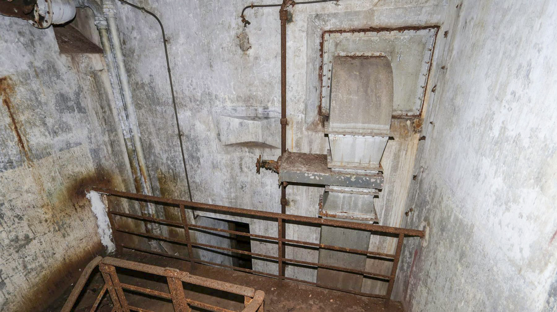 Ligne Maginot - FROHMUHL (PC DU QUARTIER KAPELLENHOF - II/153° RIF) - (Abri) - Haut du coffre  d'entrée Ouest
Prise d'air - Philippe EVA