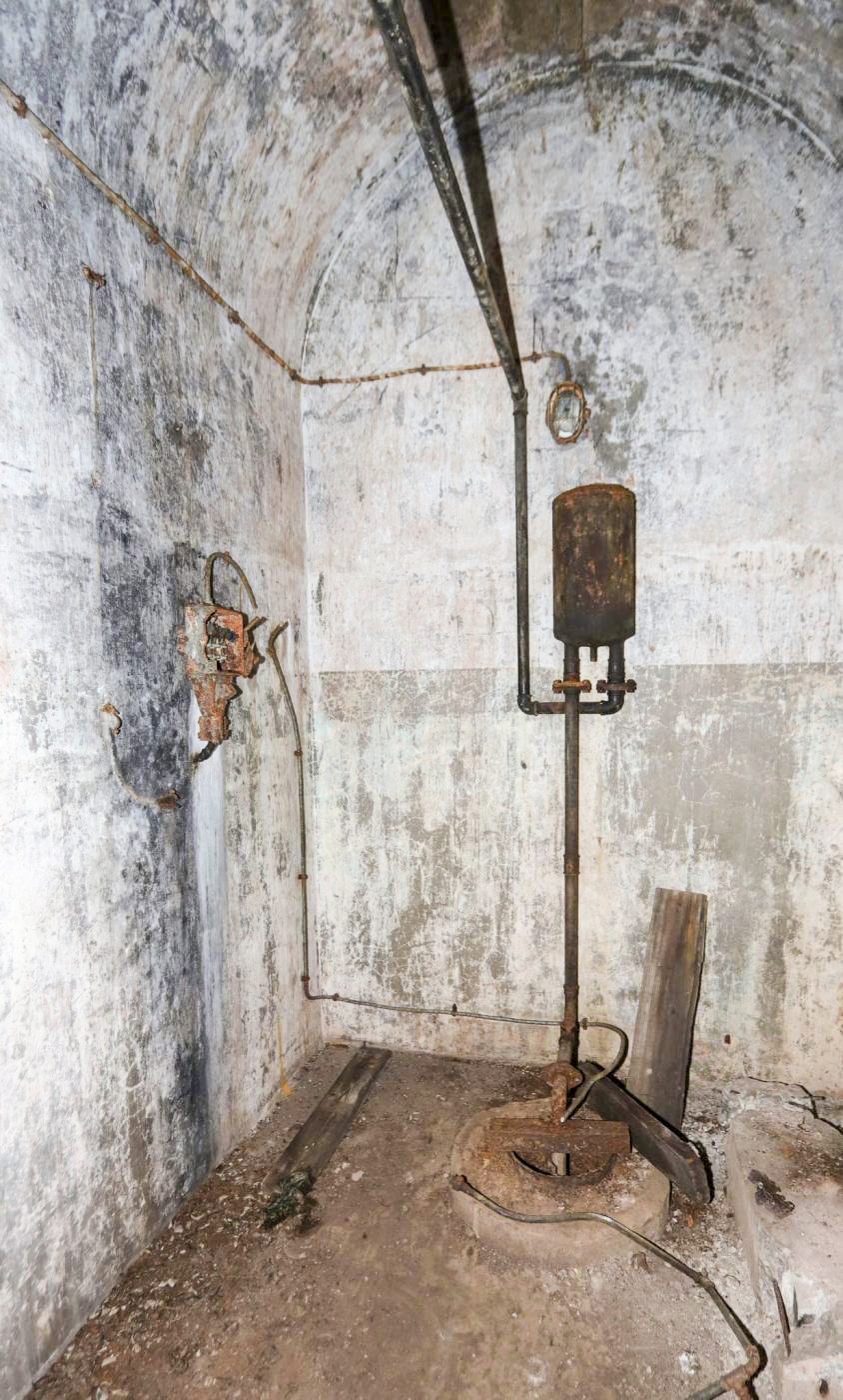 Ligne Maginot - FROHMUHL (PC DU QUARTIER KAPELLENHOF - II/153° RIF) - (Abri) - Le puits alimentant l'abri en eau
Cloche à air de la pompe immergée Mengin, remplacée après guerre par une pompe immergée électrique - Philippe EVA