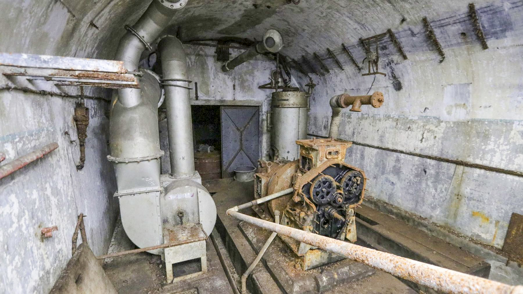 Ligne Maginot - FROHMUHL (PC DU QUARTIER KAPELLENHOF - II/153° RIF) - (Abri) - Usine électrique
Moteur Supdi et groupe moto ventilateur
La chaudière vapeur au charbon est visible çà l'arrière plan - Philippe EVA