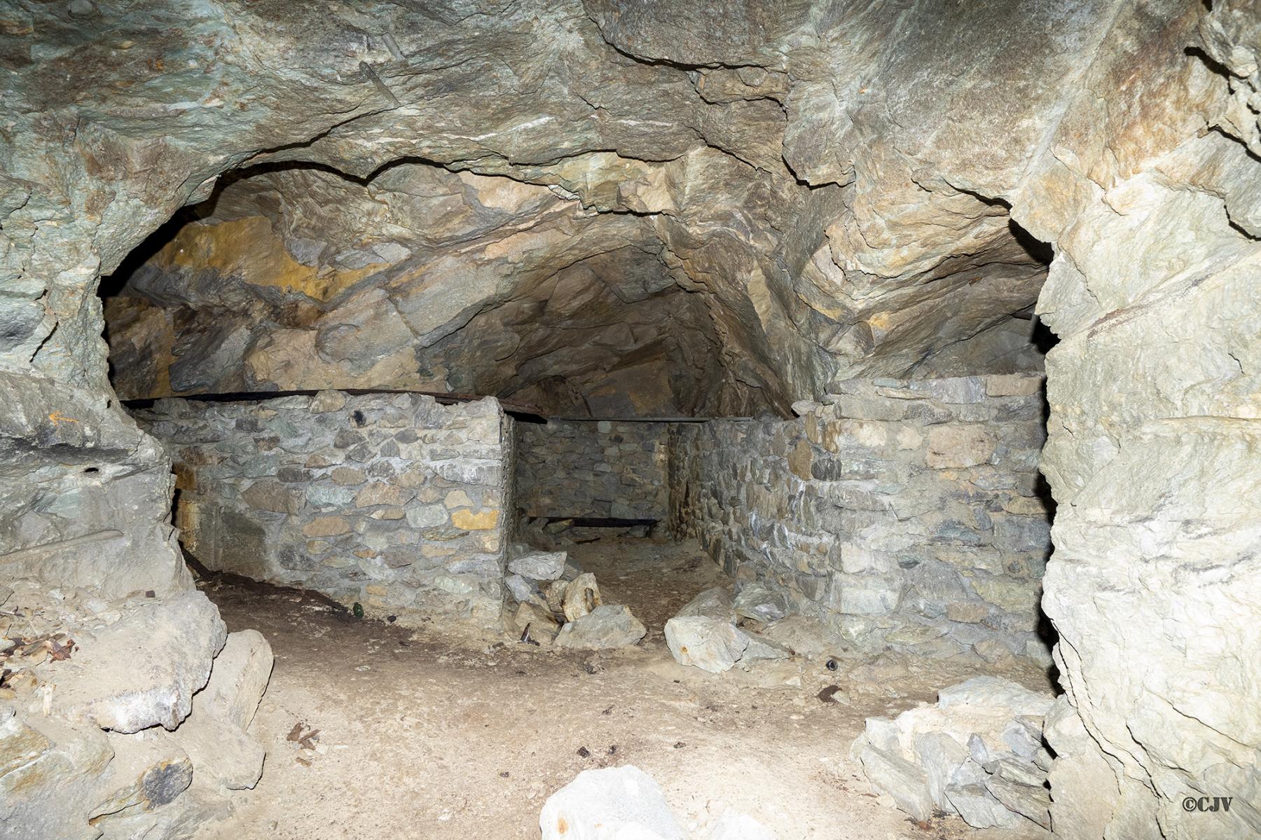 Ligne Maginot - AMODON - (Abri) - Extrémité de la galerie Sud
A gauche la chambre de troupe, en face le poste de secours, à droite la galerie de l'égout - Lia VERMEULEN