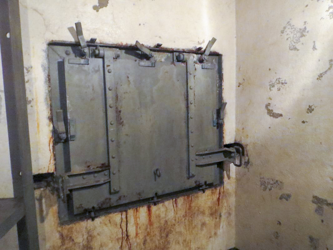 Ligne Maginot - SAINT ROCH (SHR) - (Ouvrage d'artillerie) - Bloc 4
Réceptacle à douilles à l'étage inférieur du bloc - Randonneur62