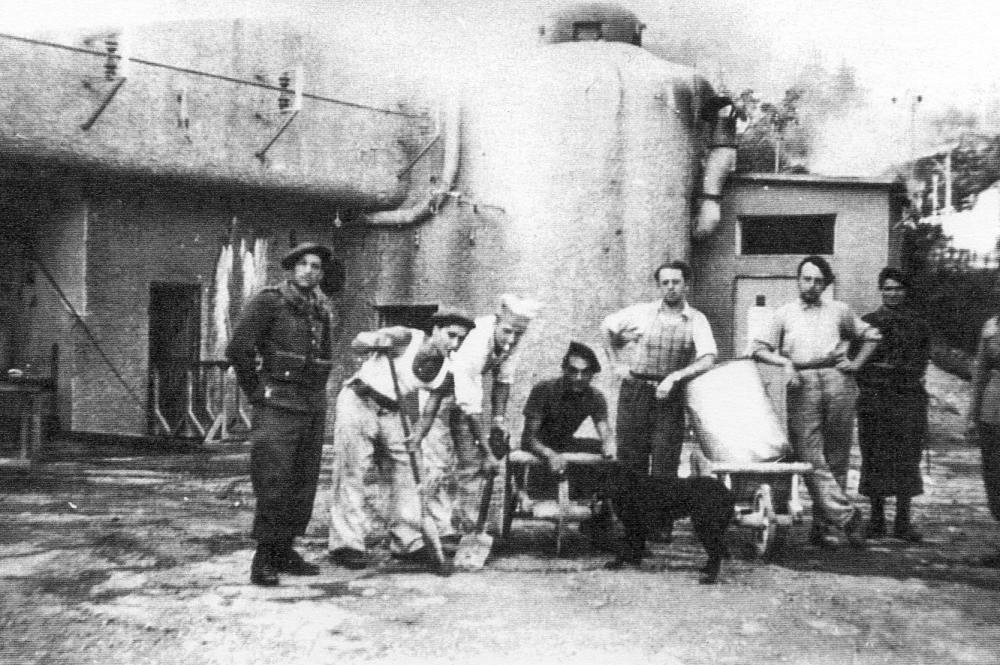 Ligne Maginot - SAINT ROCH (SHR) - (Ouvrage d'artillerie) - Quelques membres de l'équipage devant l'entrée de l'ouvrage - Inconnu