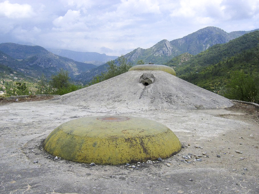 Ligne Maginot - SAINT ROCH (SHR) - (Ouvrage d'artillerie) - Bloc 3
La cloche lance grenade (LG) et au second plan, la cloche observatoire Vision Directe et Périscopique (VDP) - Serge FORNERIS