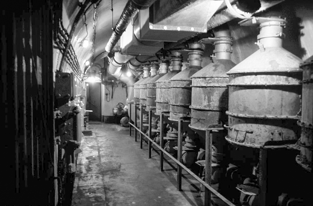 Ligne Maginot - SAINT ROCH (SHR) - (Ouvrage d'artillerie) - La salle des filtres avec au fond la porte donnant accès à la cloche GFM du bloc 2 - LOVINY Alain