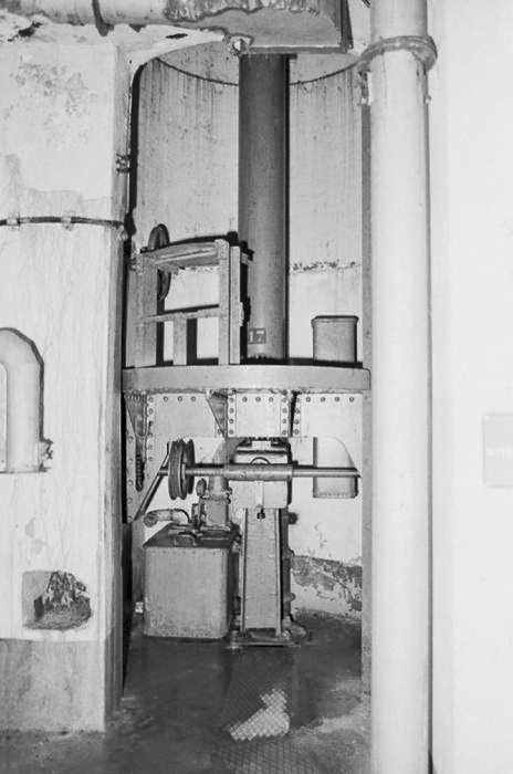 Ligne Maginot - SAINT ROCH (SHR) - (Ouvrage d'artillerie) - Bloc 4
Accès à la cloche pour jumelage de mitrailleuse. 
Le mécanisme du plancher, la noria et le bac de récupération des douilles sont visibles sur cette photo
