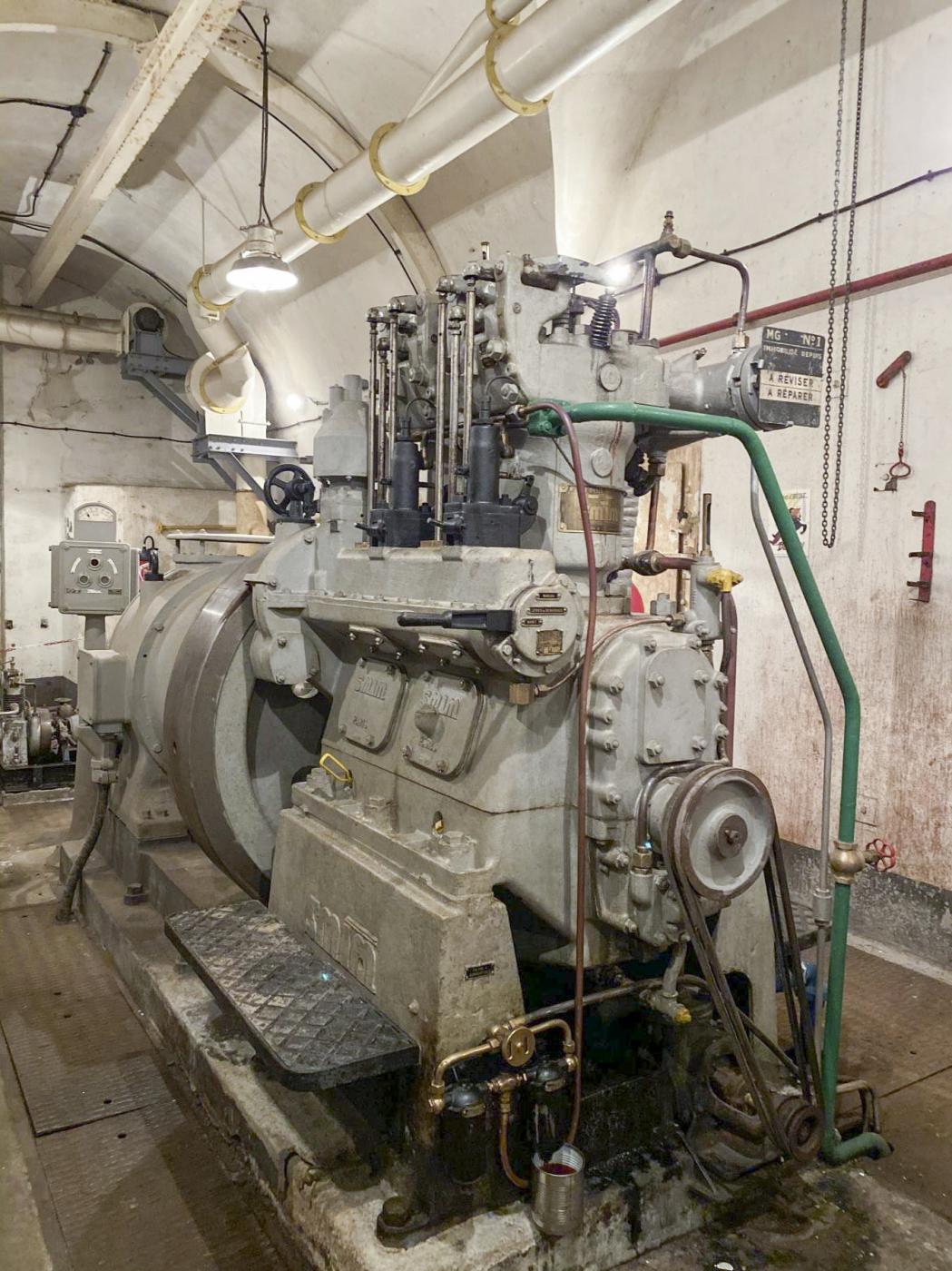 Ligne Maginot - SAINT ROCH (SHR) - (Ouvrage d'artillerie) - L'usine électrique 
Moteurs SMIM 2SR 19 
50CV à 600 t/mn - Pascal LAMBERT