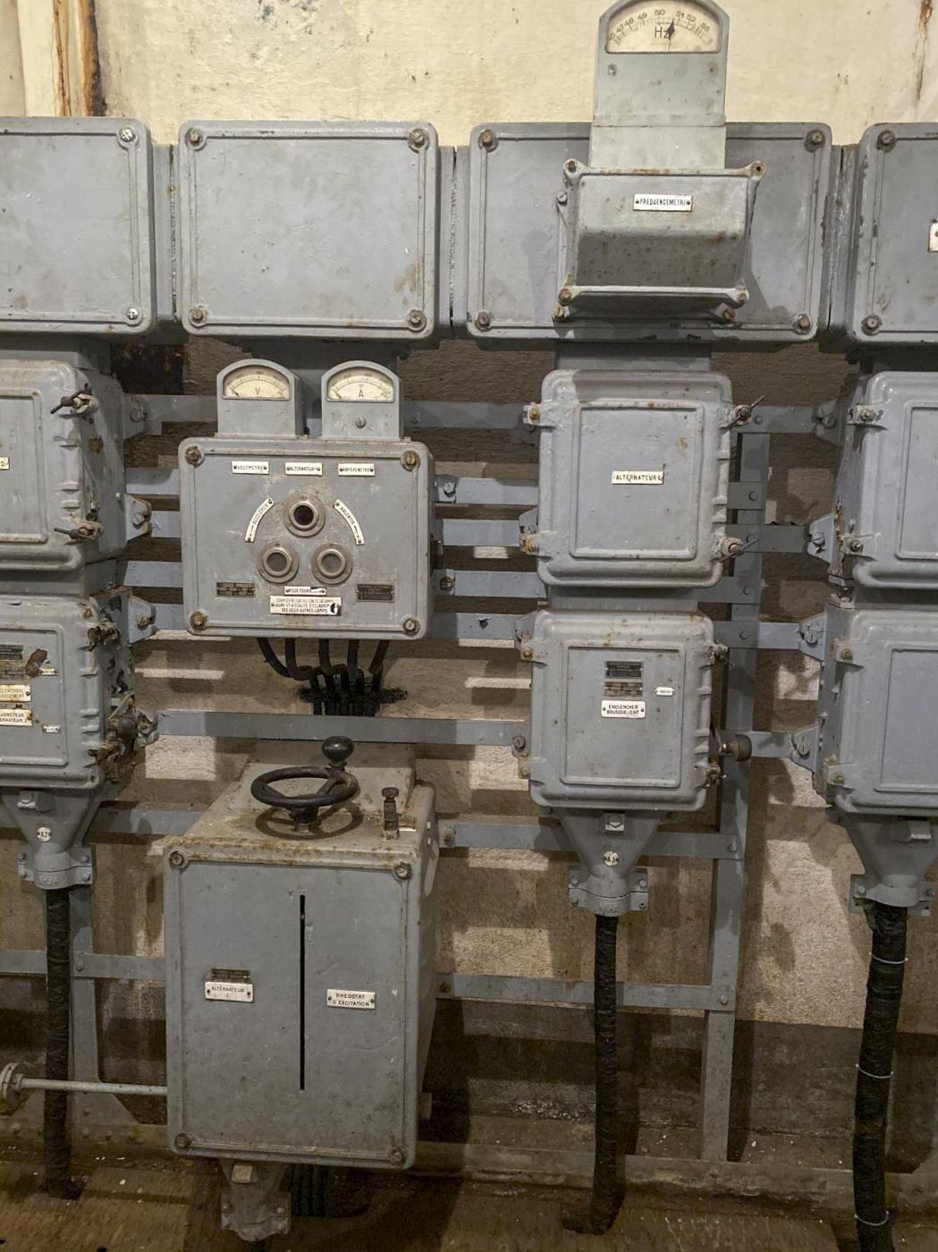 Ligne Maginot - SAINT ROCH (SHR) - (Ouvrage d'artillerie) - L'usine électrique 
Détail d'une partie du tableau général de l'usine avec les éléments de réglage-couplage d'un des groupes électrogènes. - Pascal LAMBERT