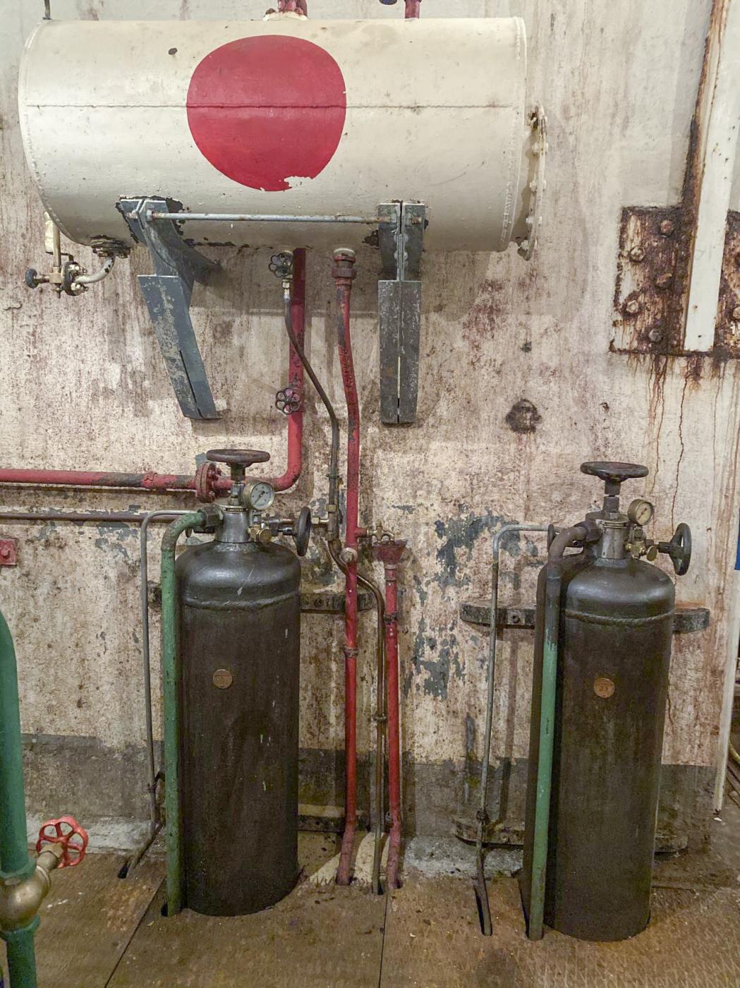 Ligne Maginot - SAINT ROCH (SHR) - (Ouvrage d'artillerie) - L'usine électrique 
Bouteille d'air comprimée pour le lancement des moteurs et réservoir journalier de gas-oil en partie haute. - Pascal LAMBERT