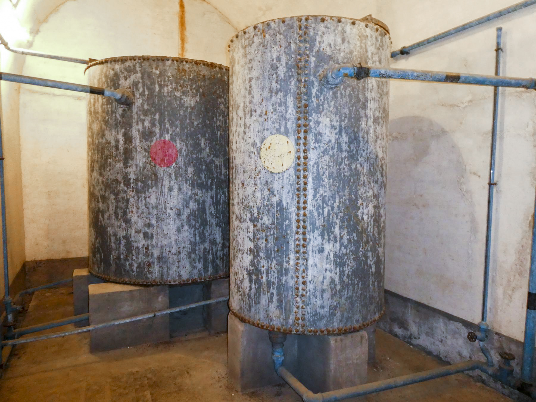 Ligne Maginot - SAINT ROCH (SHR) - (Ouvrage d'artillerie) - Citerne d'eau potable pour l'équipage
Pastille rouge décanteur
Pastille jaune ? - ELLENA - CUNY