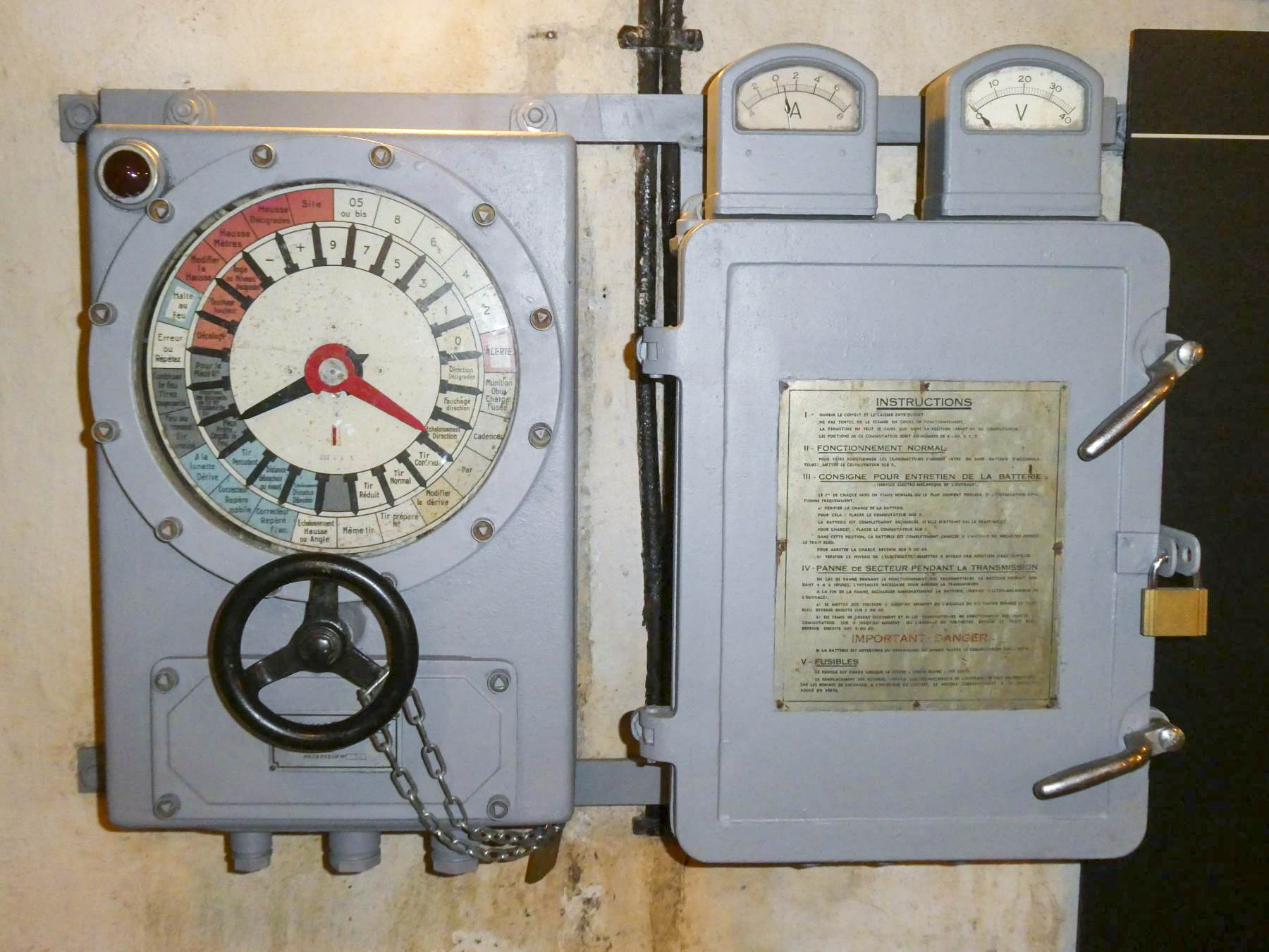 Ligne Maginot - SAINT ROCH (SHR) - (Ouvrage d'artillerie) - Transmetteur Carpentier avec sa batterie de secours en cas de coupure du réseau électrique - ELLENA - CUNY