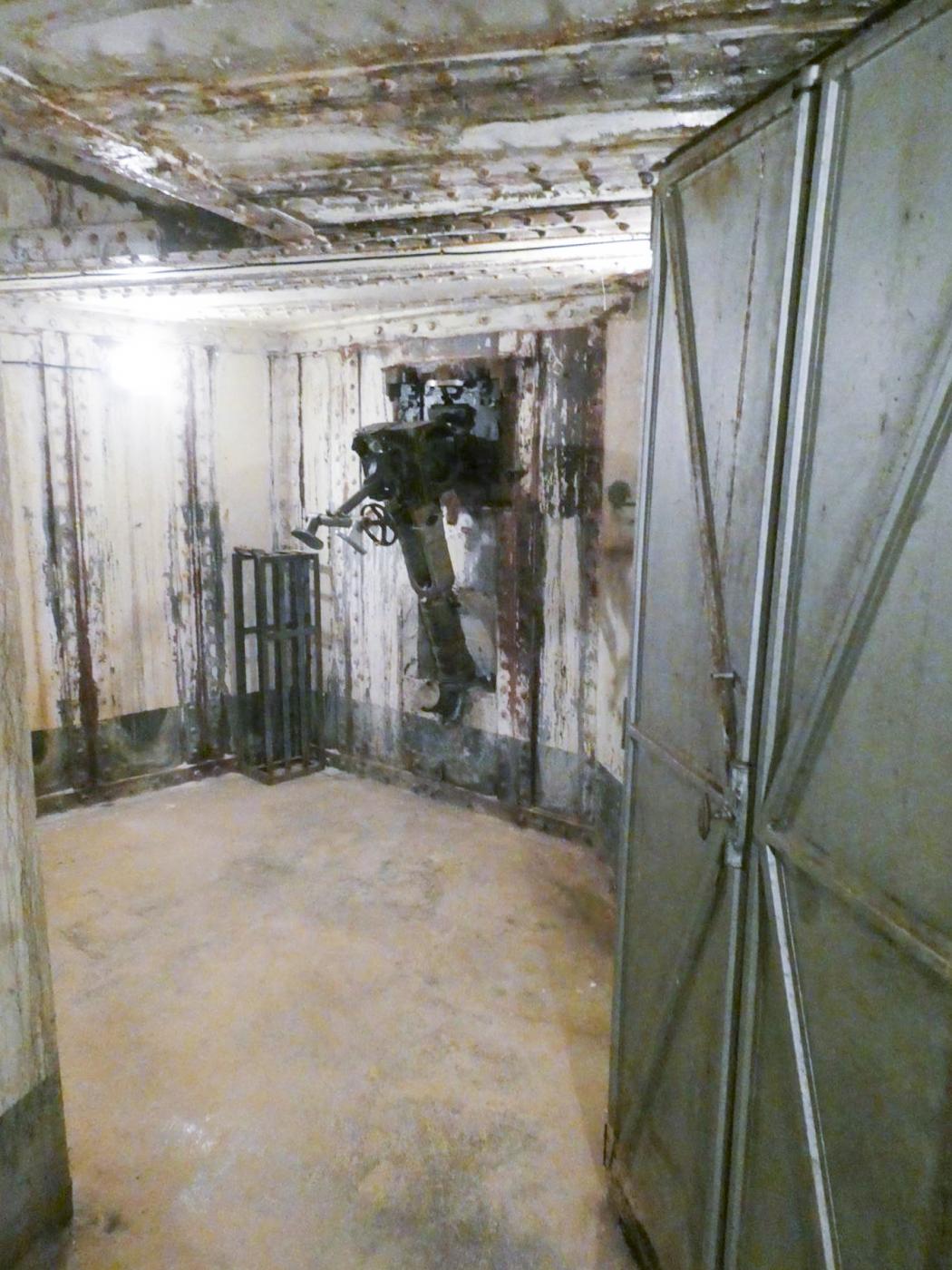 Ligne Maginot - SAINT ROCH (SHR) - (Ouvrage d'artillerie) - Bloc 4
JM orienté vers le col St. Jean - ELLENA - CUNY