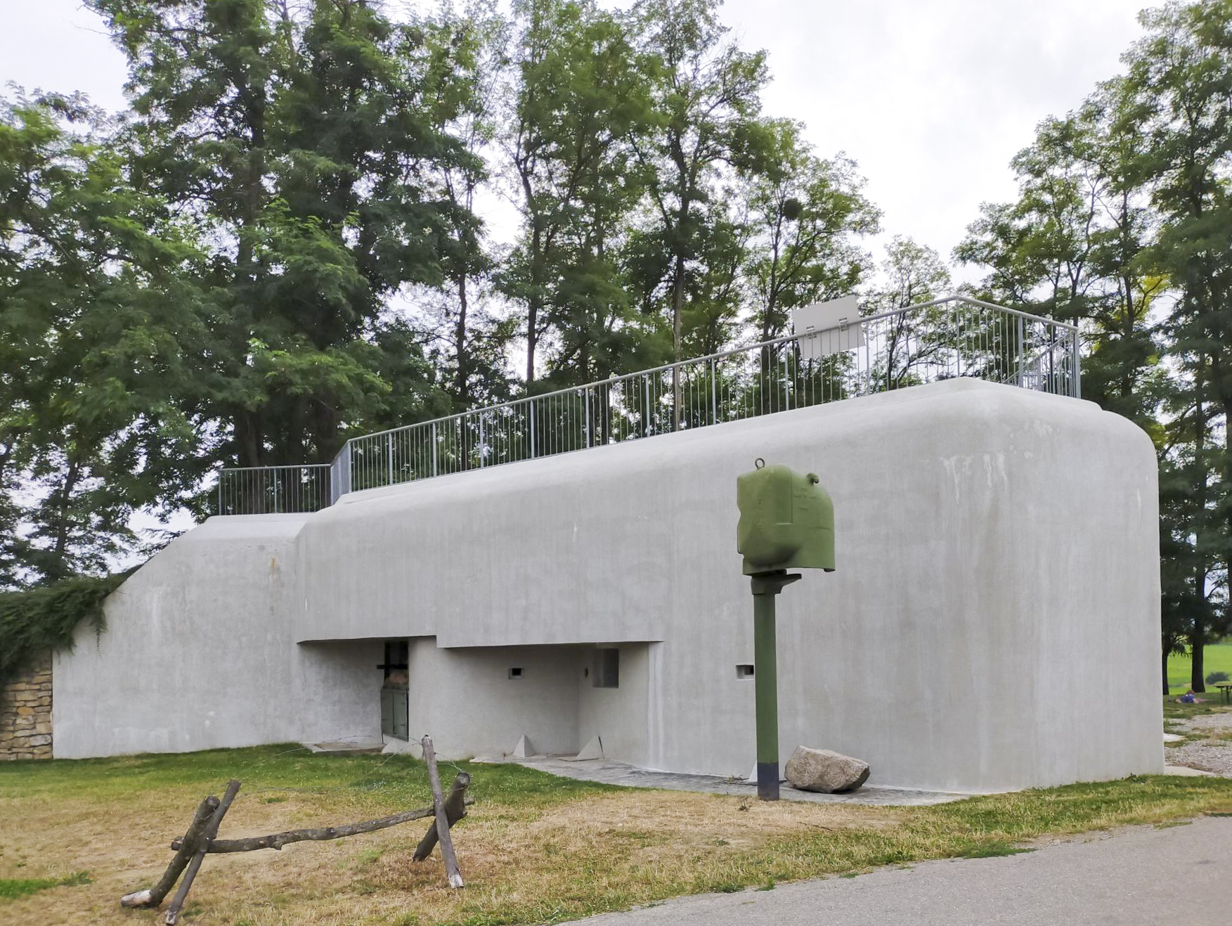 Ligne Maginot - 86 - ASCHENBACH - (Casemate d'infanterie - Double) - La façade nord-est et le projecteur blindé - Julien Boulanger