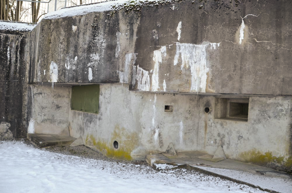 Ligne Maginot - 86 - ASCHENBACH - (Casemate d'infanterie - Double) - Vue sur les créneaux nord-est, dirigés vers la casemate 86-Haselberg - D. Froehly