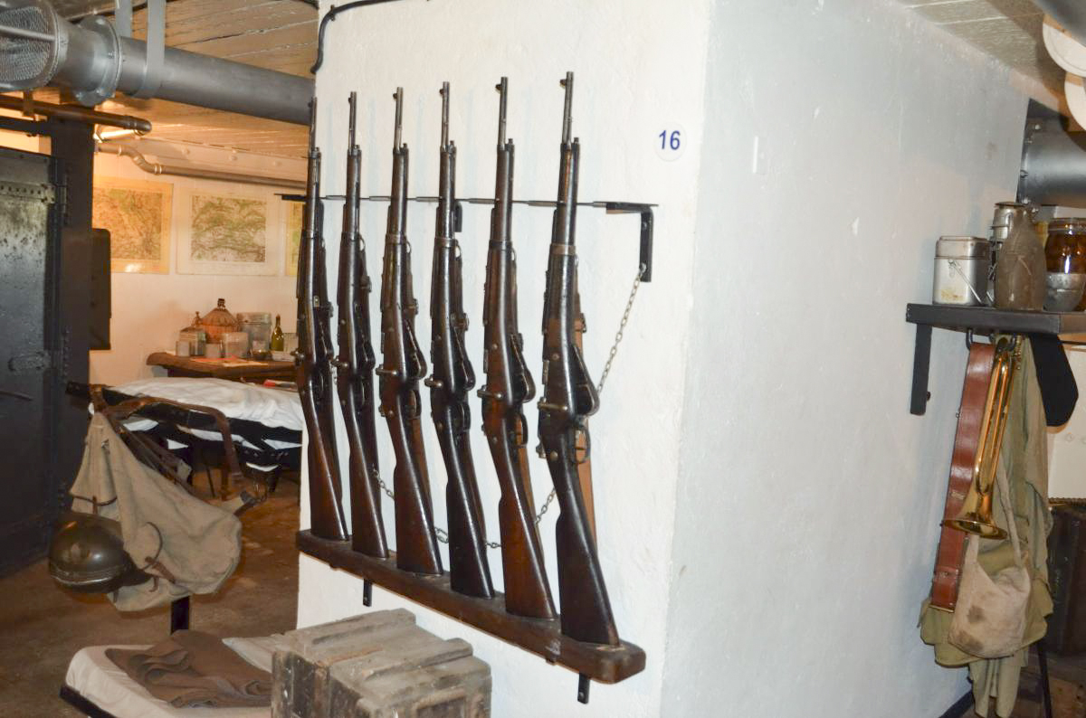 Ligne Maginot - 86 - ASCHENBACH - (Casemate d'infanterie - Double) - Râtelier avec fusils Berthier - D. Froehly