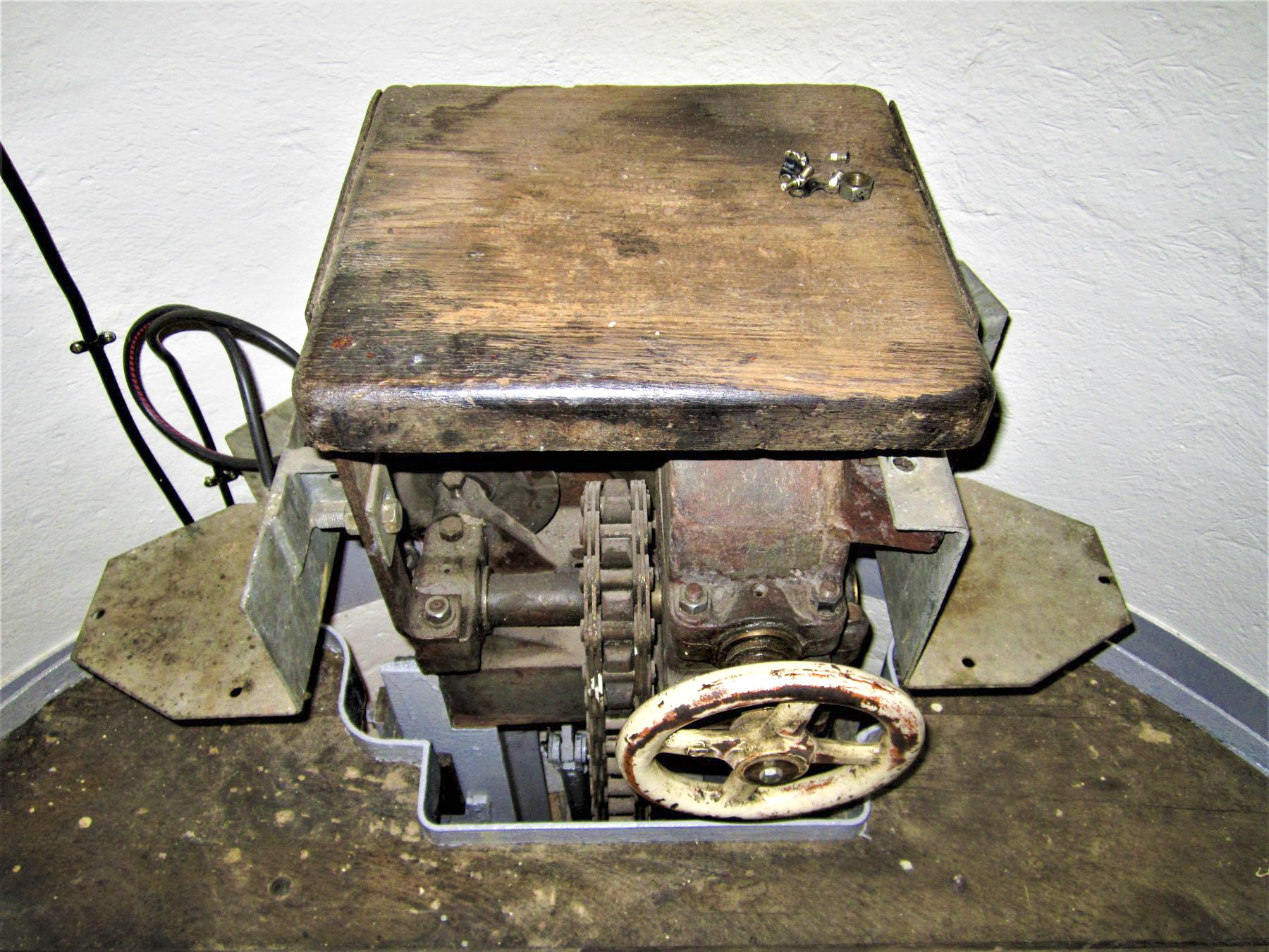 Ligne Maginot - 86 - ASCHENBACH - (Casemate d'infanterie - Double) - Commande du plancher mobile et de chaque cotés l'emplacement des commandes du projecteur - Gregory Fuchs