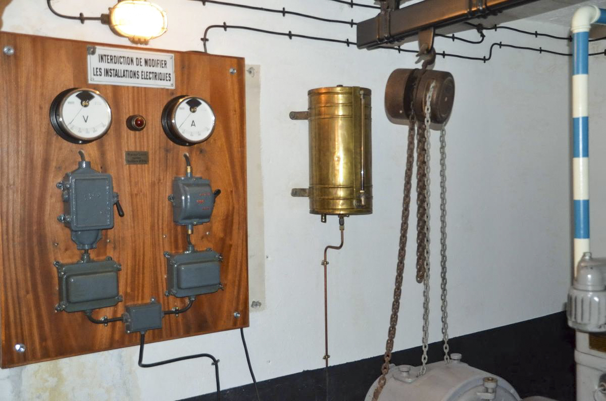 Ligne Maginot - 86 - ASCHENBACH - (Casemate d'infanterie - Double) - Tableau électrique et réservoir journalier du groupe électrogène - D. Froehly