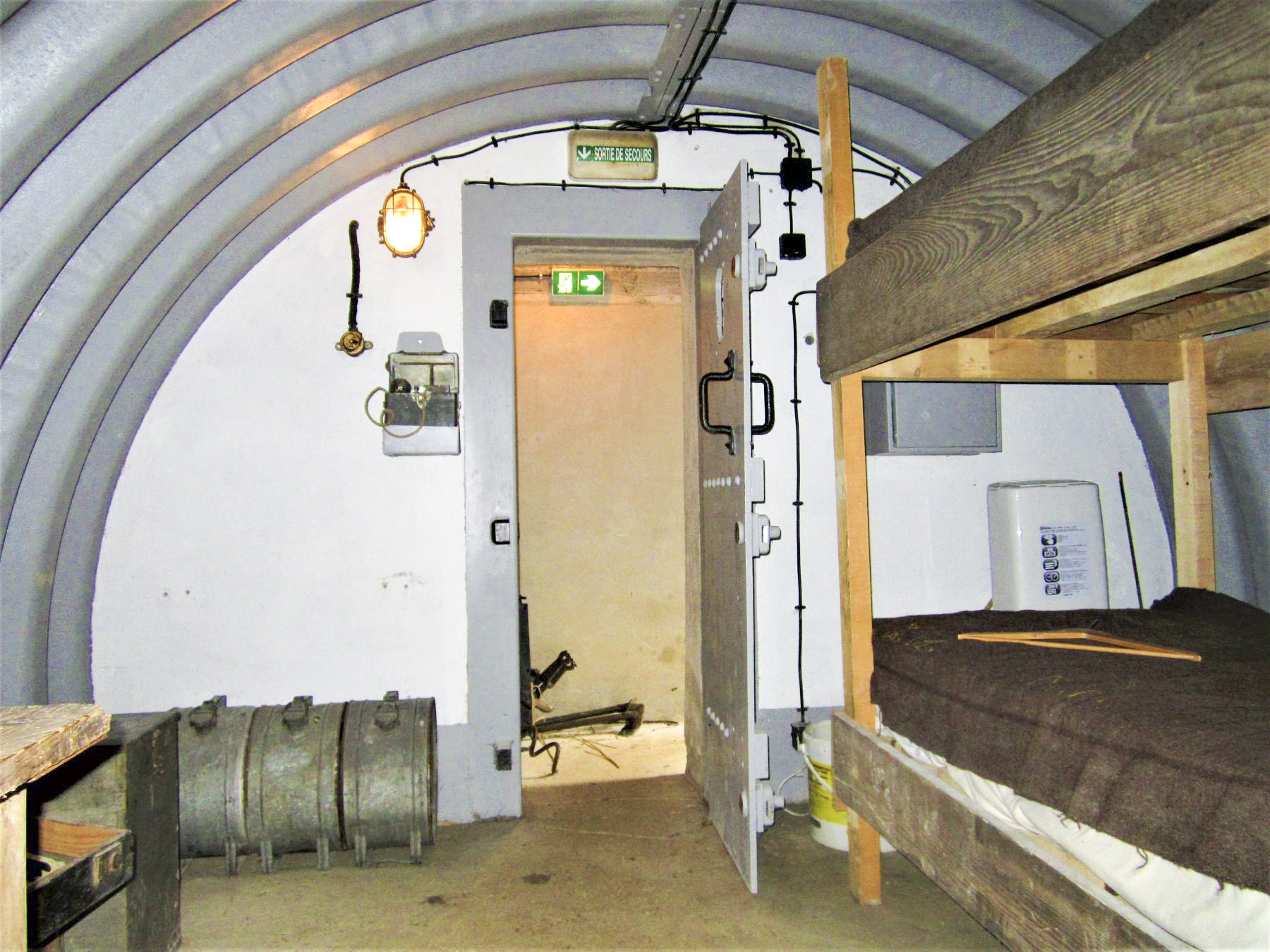 Ligne Maginot - 86 - ASCHENBACH - (Casemate d'infanterie - Double) - Abri attenant à la tourelle démontable (reconstitution suggestive) - Gregory Fuchs