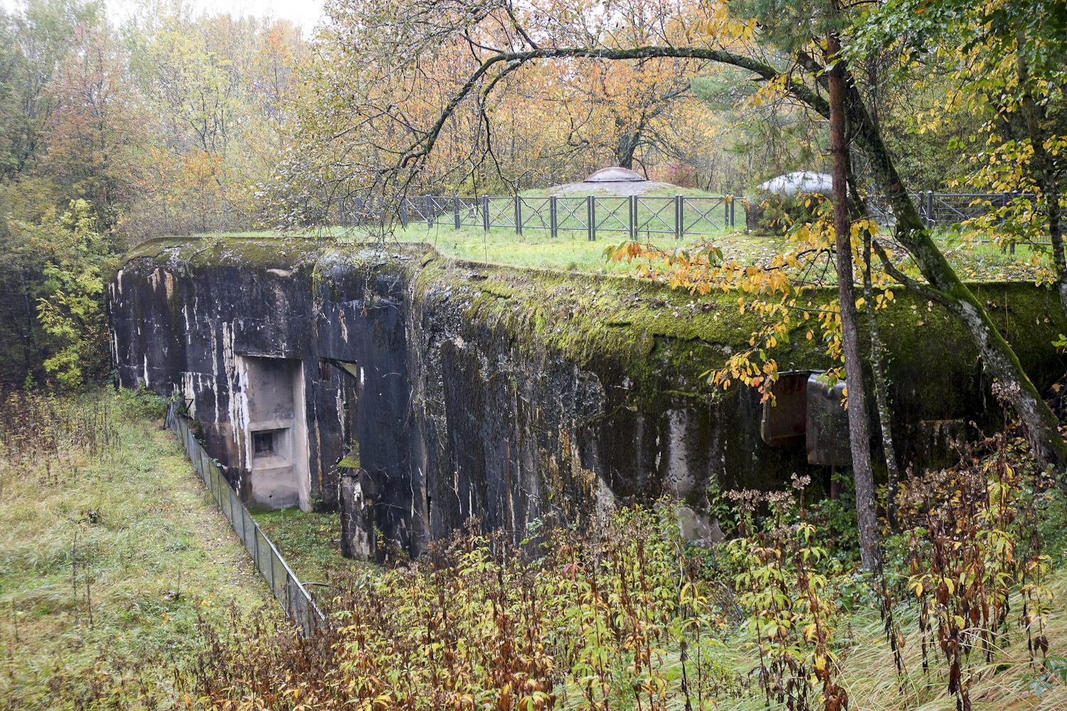 Ligne Maginot - SIMSERHOF - (Ouvrage d'artillerie) - Bloc 1
Vue d'ensemble du bloc, dominé par sa tourelle mitrailleuse et la cloche GFM. Noter le créneau FM de défense du fossé diamant. - Michel Teiten