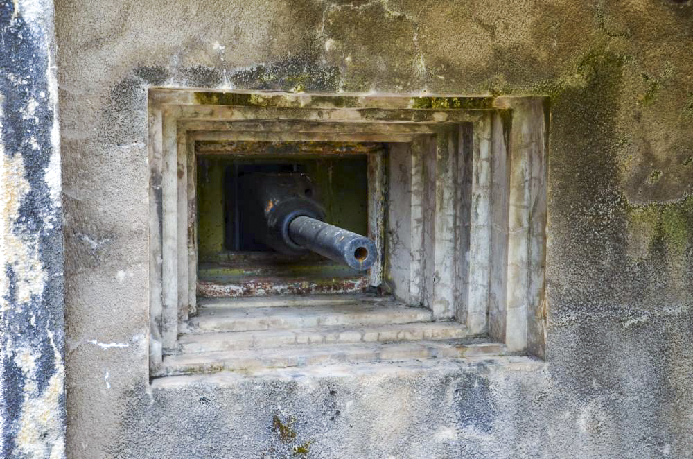 Ligne Maginot - SIMSERHOF - (Ouvrage d'artillerie) - Entrée des hommes
Créneau pour JM et canon de 37 - D. Froehly