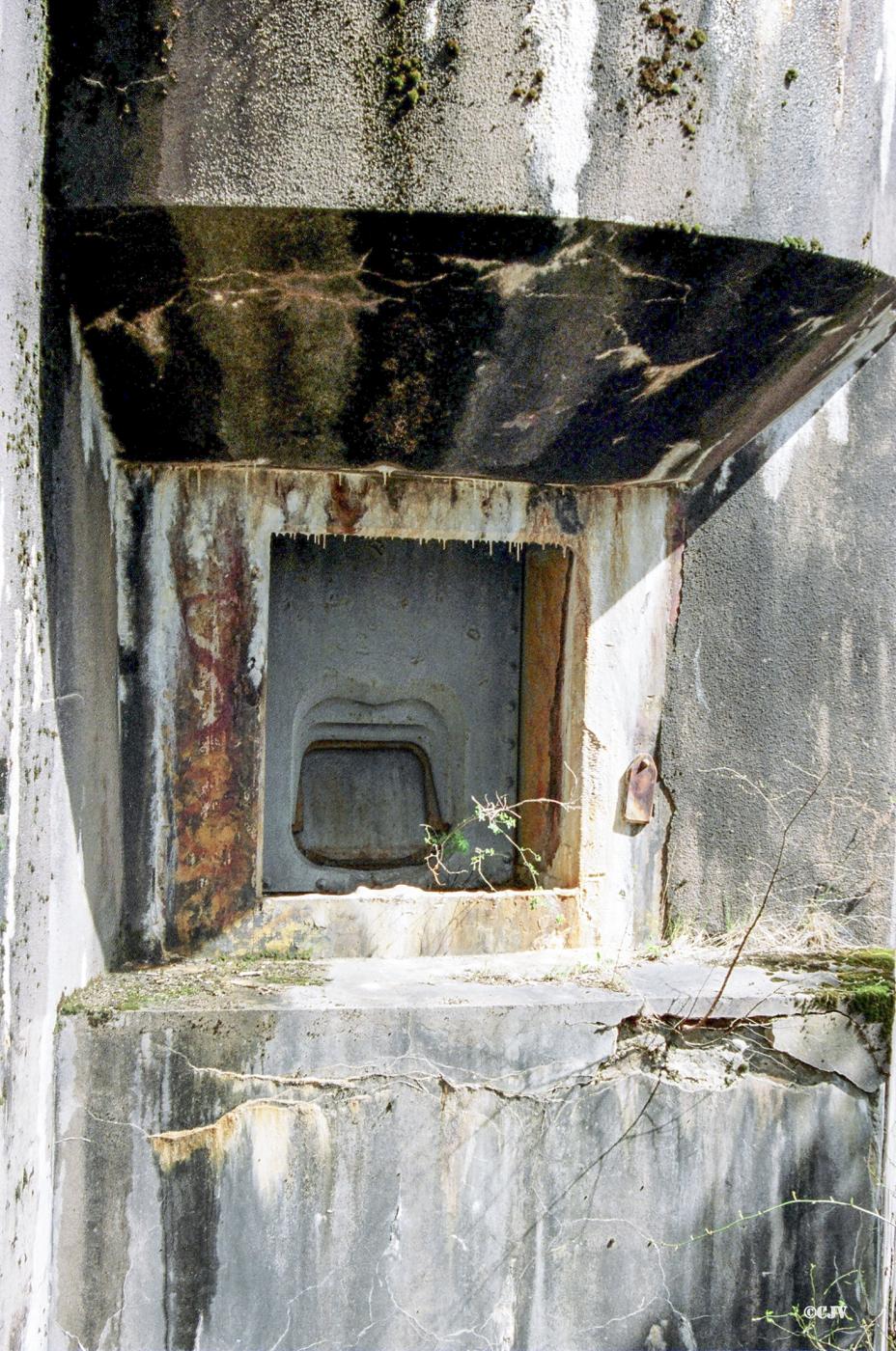 Ligne Maginot - SIMSERHOF - (Ouvrage d'artillerie) - Bloc 1
Créneau pour lance bombe de 135mm - Lia VERMEULEN