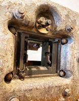 Ligne Maginot - Trémie d'observation type SFAM - Vue de détail du coté intérieur.
Noter le support de créneau de la cloche GFM A  avec la manivelle d'ouverture et de fermeture du volet en partie haute 