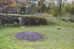 Ligne Maginot - SIMSERHOF - (Ouvrage d'artillerie) - Bloc 3
Tourelle de 81mm et le champignon blindé de prise d'air