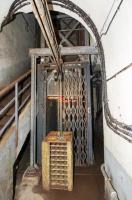 Ligne Maginot - SIMSERHOF - (Ouvrage d'artillerie) - Bloc 8
Pied du bloc
Le monte-charge du bloc avec un casier pour obus de 75 sur le monorail