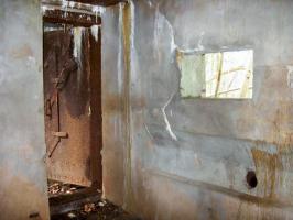 Ligne Maginot - HOLZSCHLAG 3 - (Blockhaus pour canon) - Chambre de tir mitrailleuse
Porte d'entrée et le créneau mitrailleuse