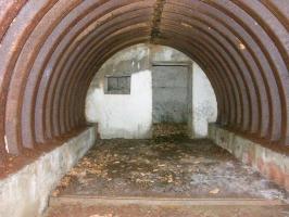 Ligne Maginot - SIERSTHAL 2 - (PC) - L'alvéole
Vue vers l'entrée de plain pied. Noter les rigoles au sol
