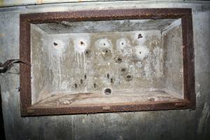 Ligne Maginot - JETTINGEN - (Chambre de coupure) - Le massif dans la chambre de coupure
La face arrière abritait un téléphone étanche avec ses piles et sa sonnerie ainsi que le boîtier de raccordement des lignes de campagne
