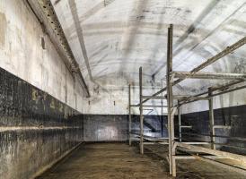 Ligne Maginot - LEGERET - (Abri) - La seconde chambre, cette fois pour les officiers. Sur le mur de gauche des affiches et des calendriers de femmes y sont accrochées !