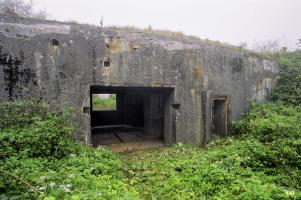 Ligne Maginot - SUD OUEST DE MAULDE - CASEMATE DE 155 - (Casemate d'artillerie) - Entrées du canon (à gauche) et du personnel (à droite)