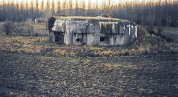 Ligne Maginot - RODIGNIES EST - (Casemate d'infanterie - Double) - Vue d'ensemble de la casemate Rodignies Est
Au fond à gauche le bloc AC 25 Rodignies Ouest