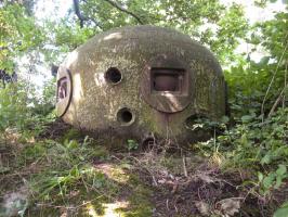 Ligne Maginot - PETIT MARAIS - (Casemate d'infanterie - Double) - La cloche GFM face a l'Escaut; les impacts des tirs allemands de 88mm qui tuèrent les soldats Emile MANOUVRIER et Edouard BURIDAN du 54e RIF