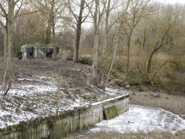 Ligne Maginot - ECLUSE DE RODIGNIES - (Blockhaus pour arme infanterie) - Les deux créneaux tirant vers Hergnies et le pont sur le Jard; devant, le canal du Jard.