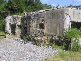 Ligne Maginot - DIAMANT - (Blockhaus lourd type STG / STG-FCR - Double) - La façade arrière du bloc Diamant; elle porte les traces des coups reçus lors des combats