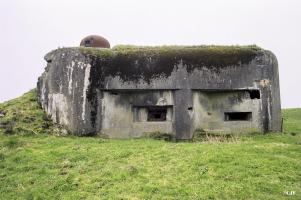 Ligne Maginot - BRUILLE SUD 1 - (Casemate d'infanterie - Simple) - Façade avec chambre de tir 
A gauche se trouve le créneau pour canon antichar de 25 mm, a droite le créneau d'observation.