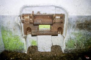 Ligne Maginot - Casemate A30 - BRUILLE Nord - La trémie Pamart-Lemaigre
Les évidements dans la trémie et le mur de façade prévus pour permettre le positionnement des roues du canon de 25 SA 34 sont bien visibles sur cette photo.