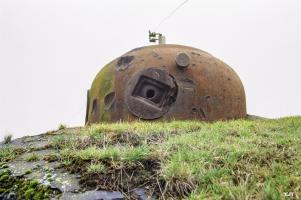 Ligne Maginot - BRUILLE SUD 2 - (Casemate d'infanterie - Simple) - Cloche GFM type B
Notez les impacts et notamment sur la rotule