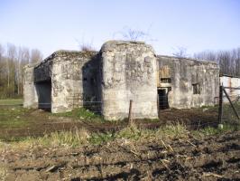 Ligne Maginot - EMERAUDE - (Blockhaus lourd type STG / STG-FCR - Double) - Blockhaus situé dans un pré privé.