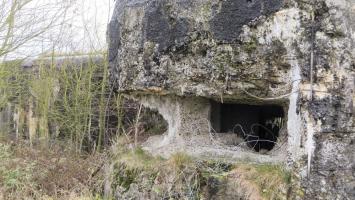 Ligne Maginot - RUBIS - (Blockhaus lourd type STG / STG-FCR - Double) - Créneaux de l'observatoire frontal.
Le mur de séparation des deux créneaux a été largement entamé.